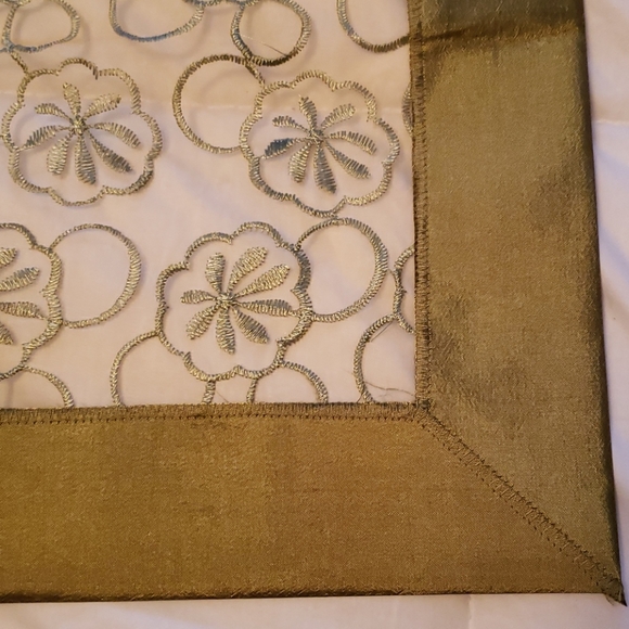 Table Runner - Picture 2 of 4